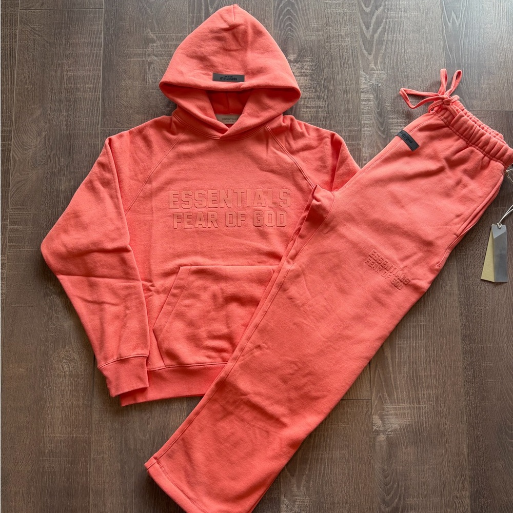 Essentials Coral SS24 Set Size Medium